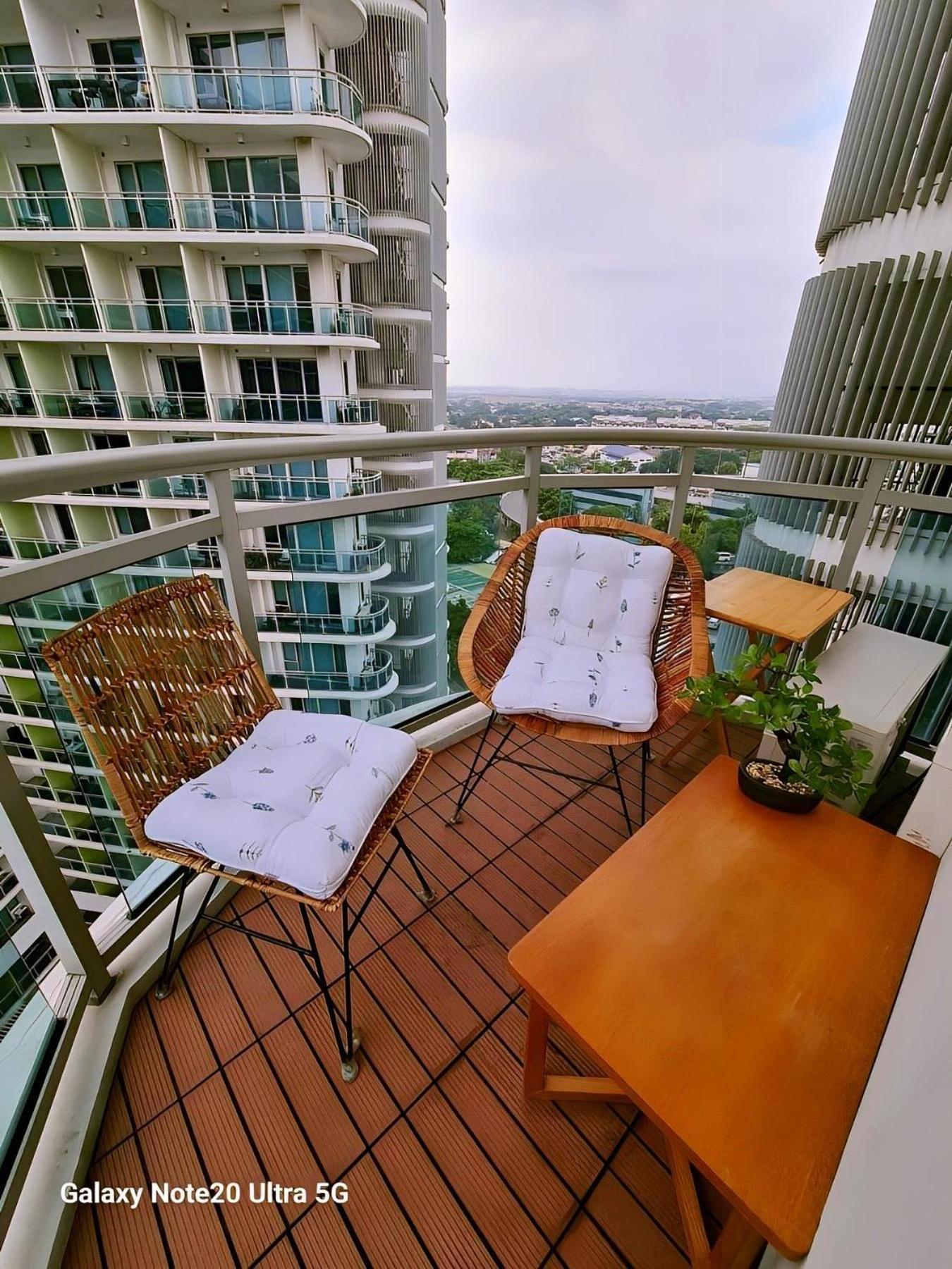 Manila Urban Resort At Azure Exteriér fotografie