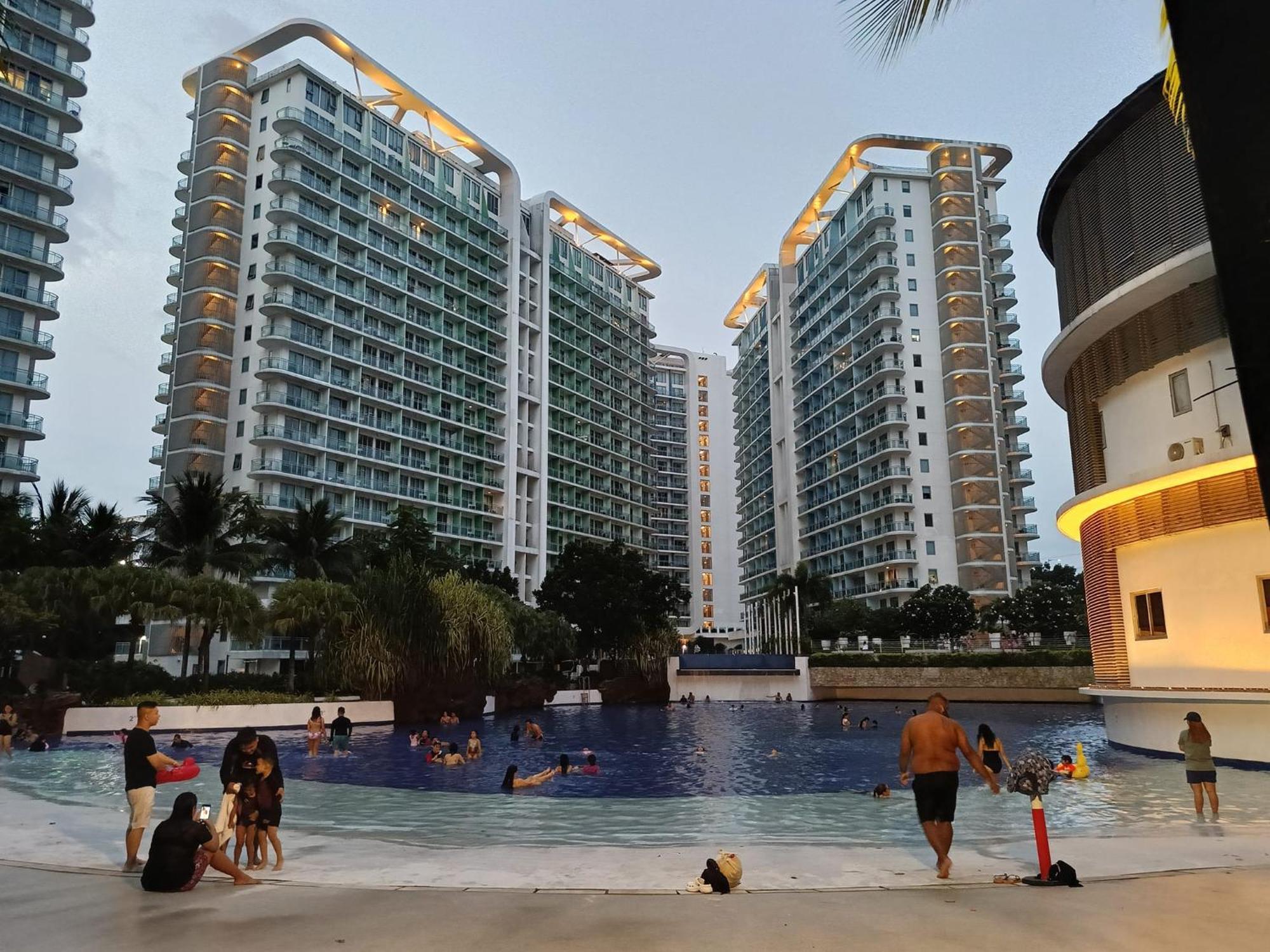 Manila Urban Resort At Azure Exteriér fotografie