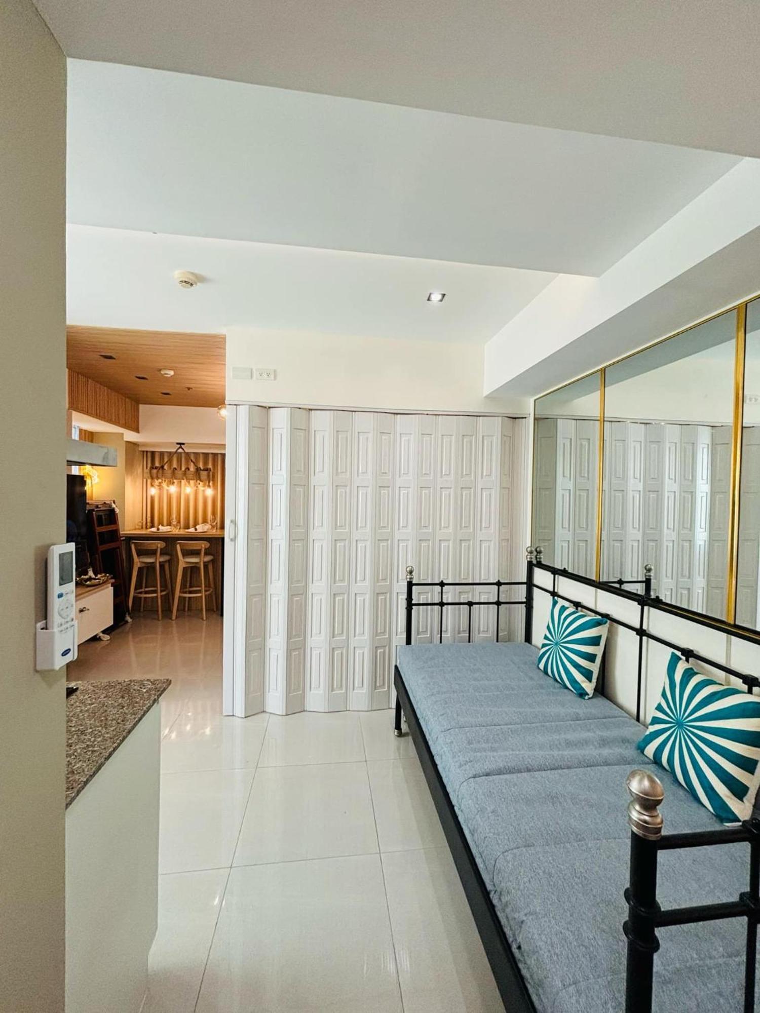 Manila Urban Resort At Azure Exteriér fotografie