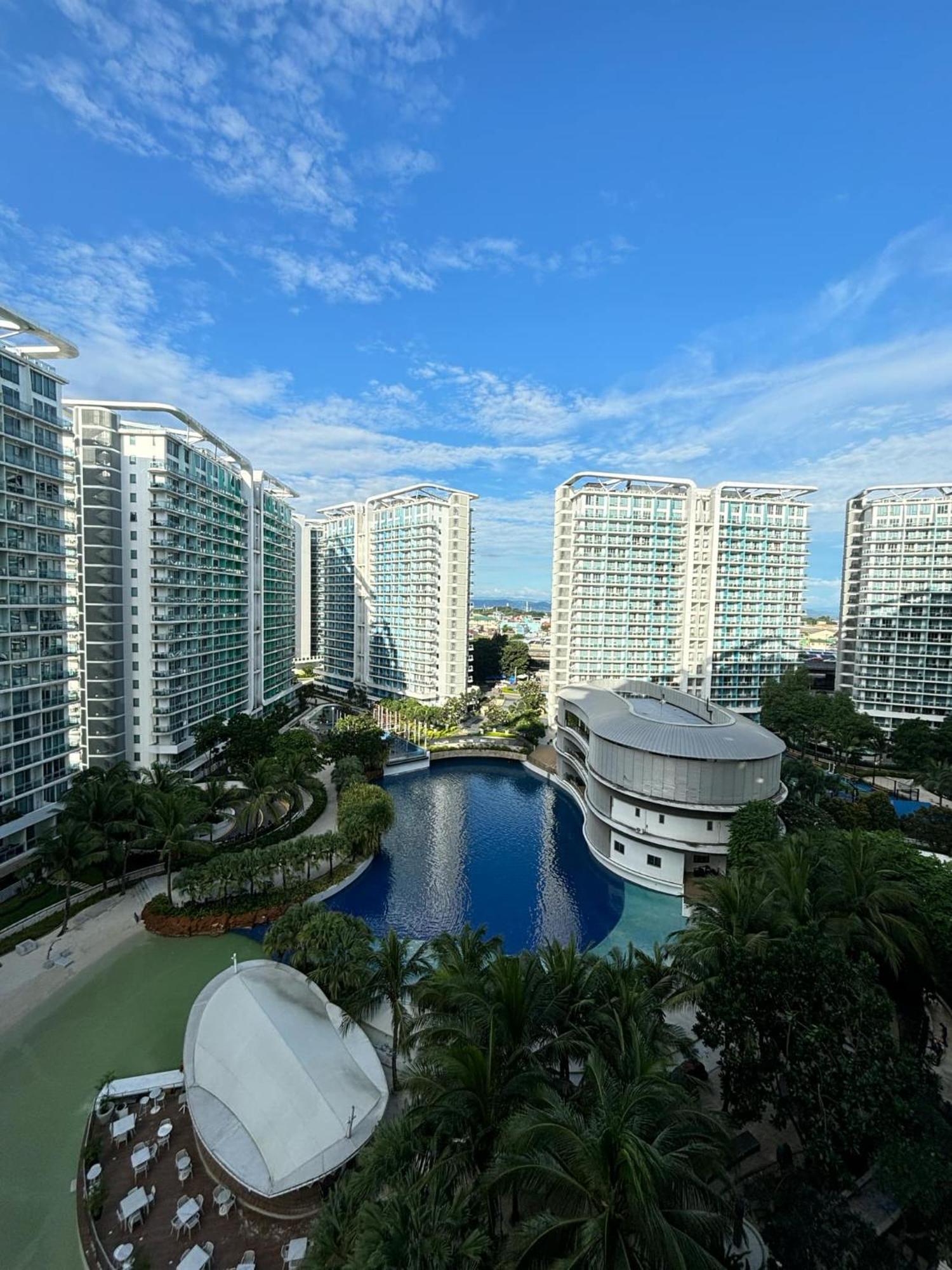 Manila Urban Resort At Azure Exteriér fotografie