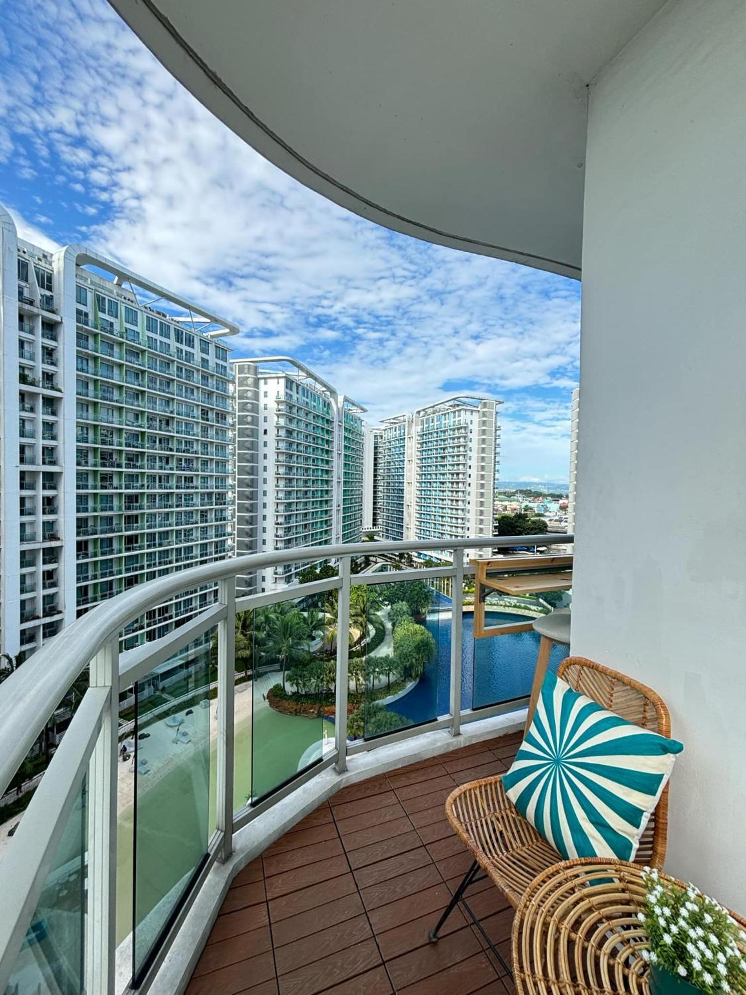 Manila Urban Resort At Azure Exteriér fotografie