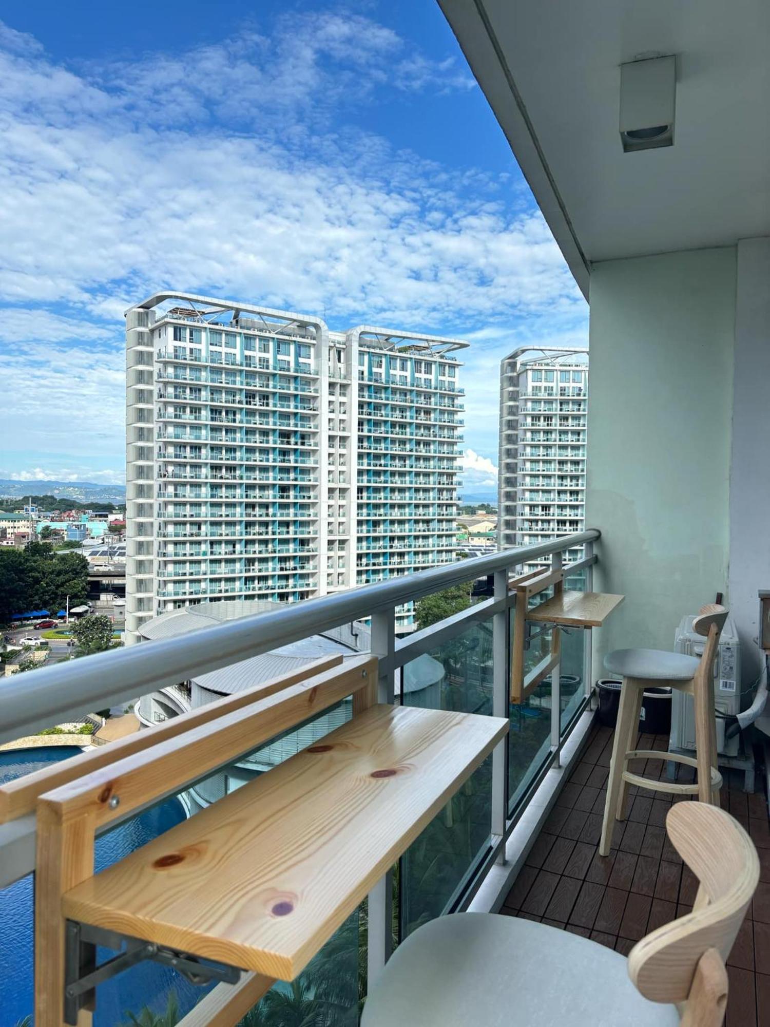 Manila Urban Resort At Azure Exteriér fotografie