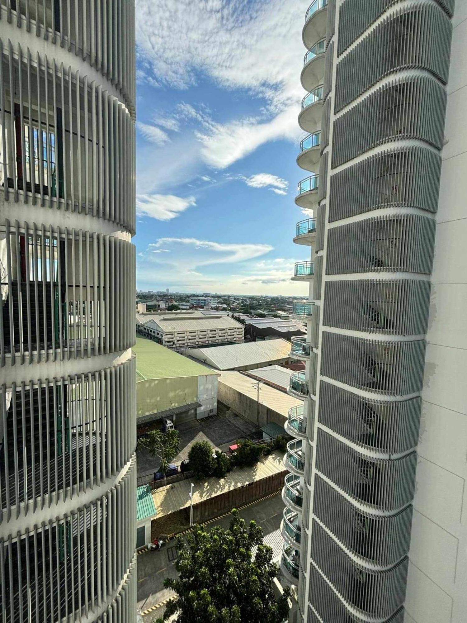 Manila Urban Resort At Azure Exteriér fotografie