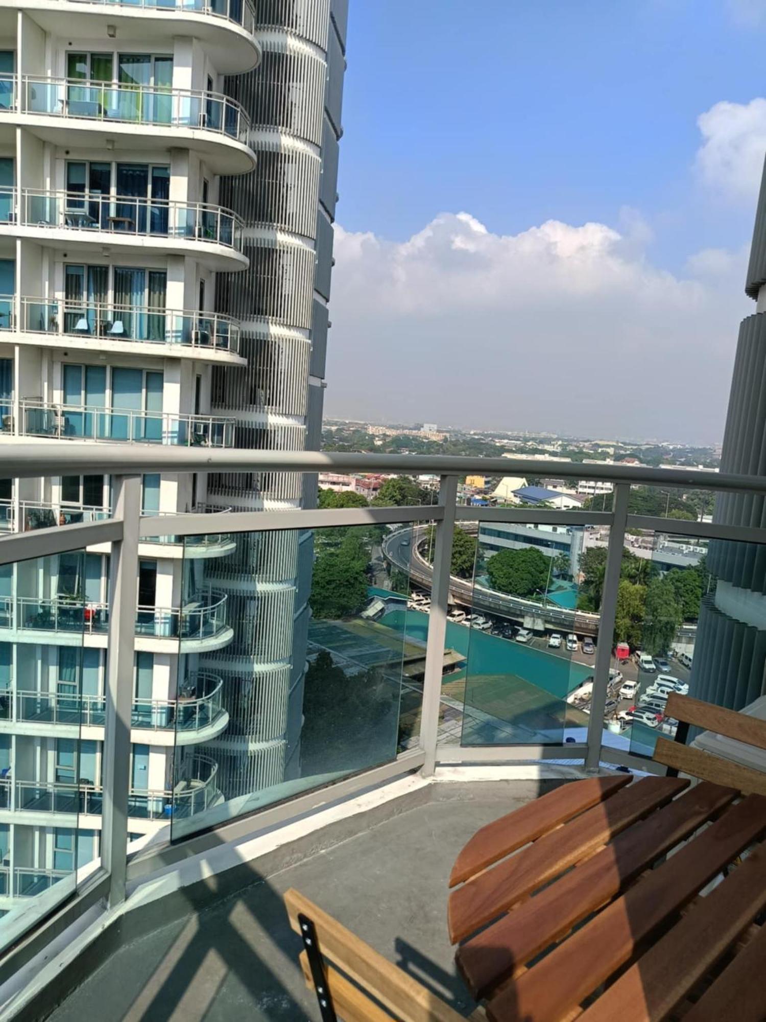 Manila Urban Resort At Azure Exteriér fotografie