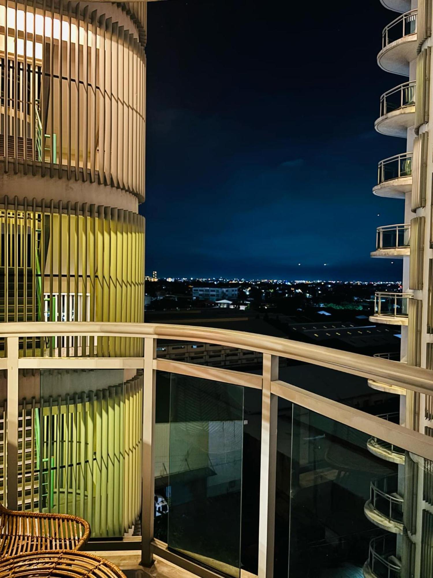 Manila Urban Resort At Azure Exteriér fotografie